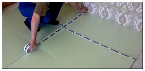 Чем склеивать подложку под ламинат. Селейка подложки под ламинат. Подложка под линолеум на бетон. Скотч для склеивания подложки ламината. Укладка листовой подложки под ламинат