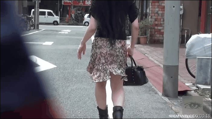 Lady pisses. Девушка в платье писинг. Писинг девочки на улице. Девушка в платье piss. Кружевное платье писинг.